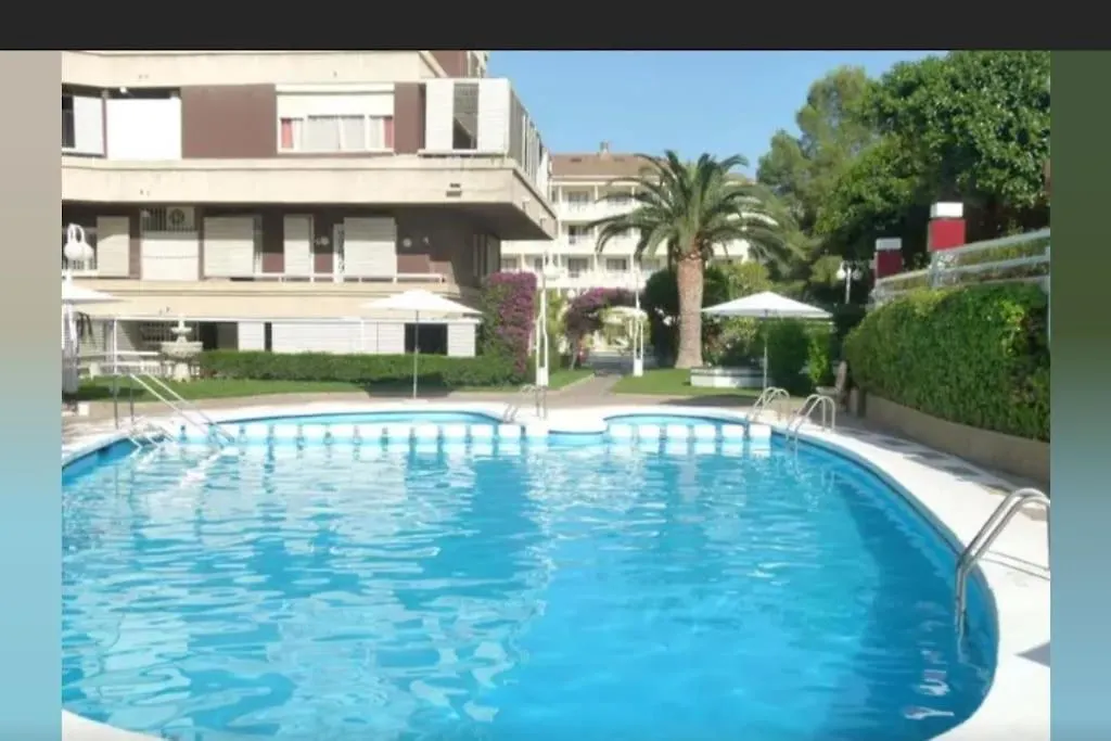 Salou, Piso De 3 Habitaciones Con Piscina. Spain